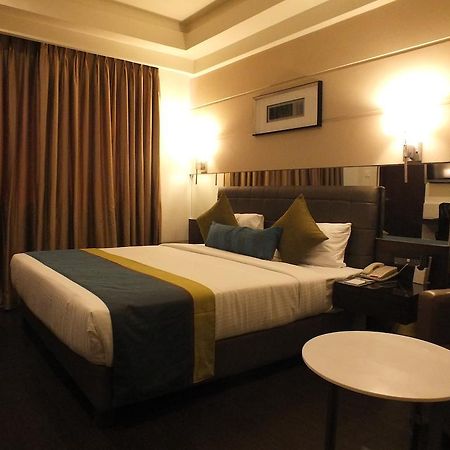 โฮเต็ล เรจาเลีย Hotel ตีรูปาติ ภายนอก รูปภาพ