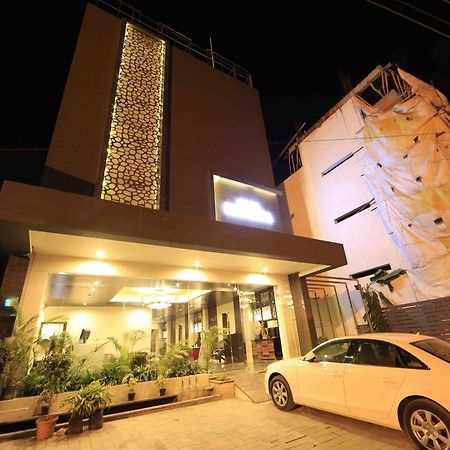 โฮเต็ล เรจาเลีย Hotel ตีรูปาติ ภายนอก รูปภาพ