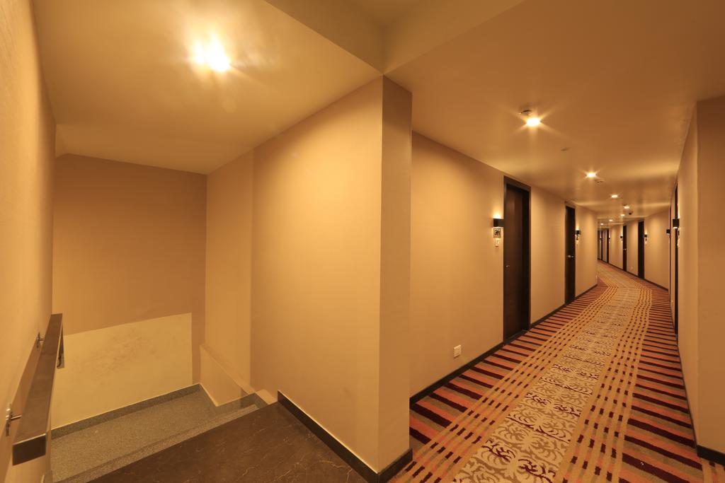 โฮเต็ล เรจาเลีย Hotel ตีรูปาติ ภายนอก รูปภาพ