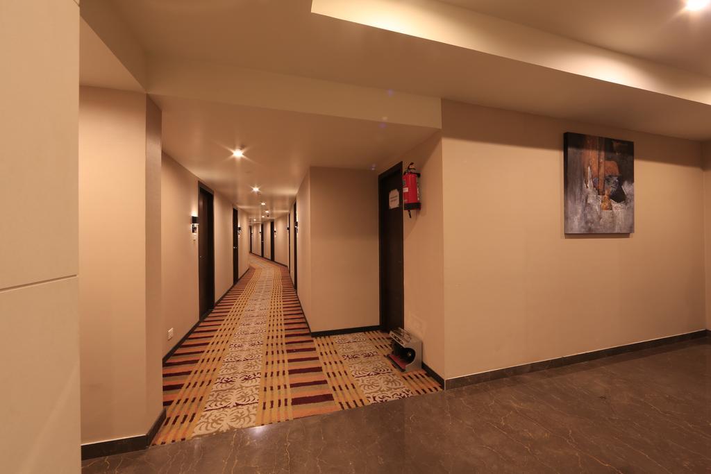 โฮเต็ล เรจาเลีย Hotel ตีรูปาติ ภายนอก รูปภาพ