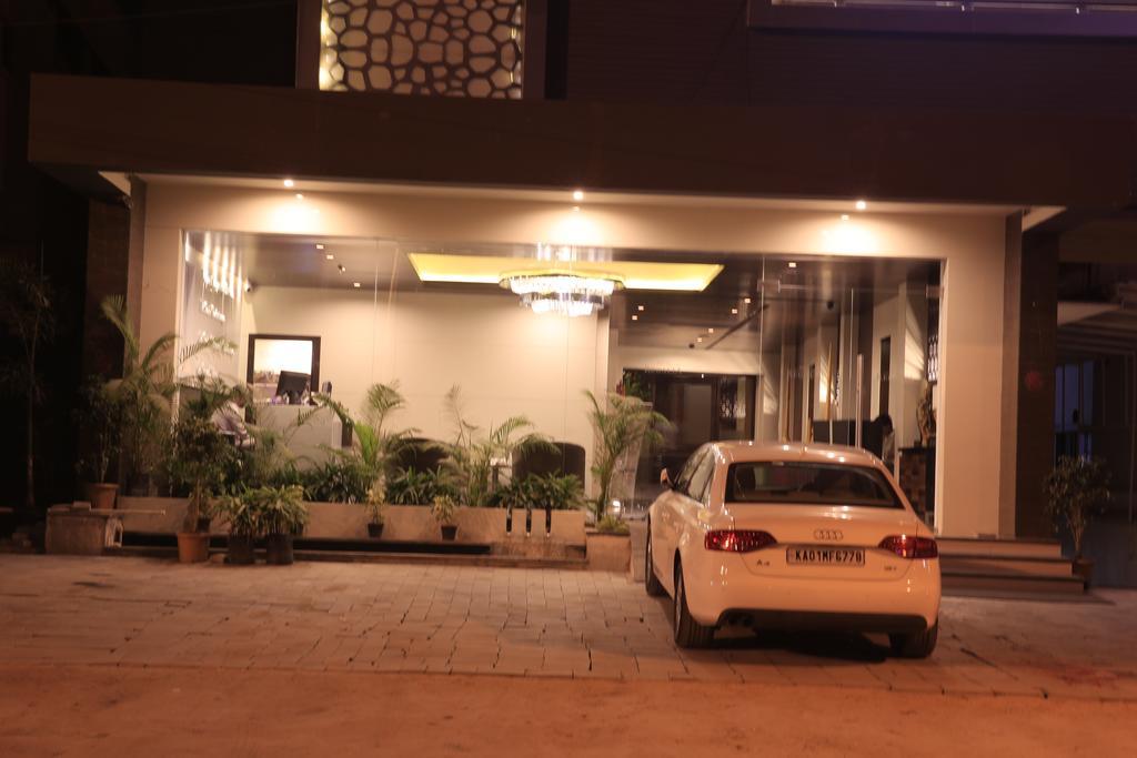 โฮเต็ล เรจาเลีย Hotel ตีรูปาติ ภายนอก รูปภาพ
