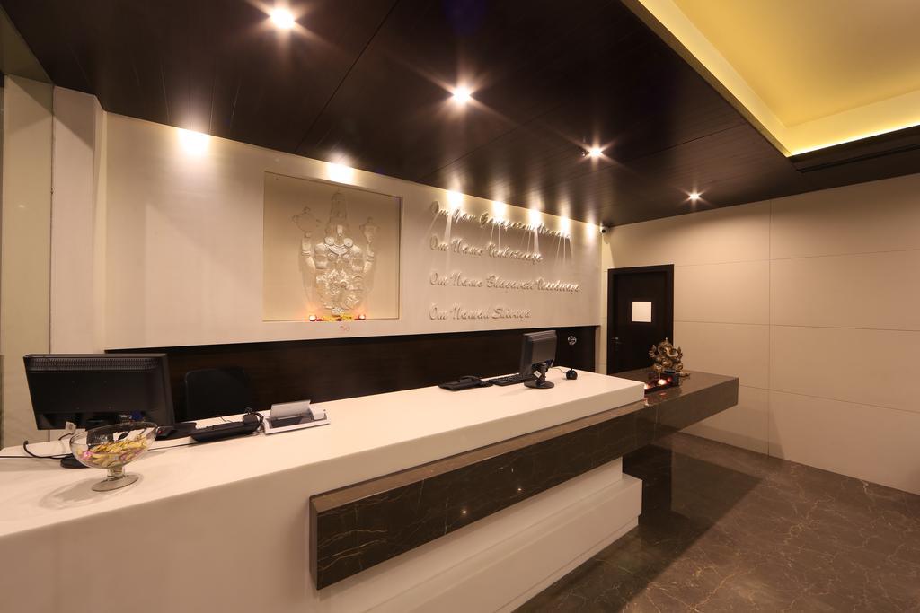 โฮเต็ล เรจาเลีย Hotel ตีรูปาติ ภายนอก รูปภาพ