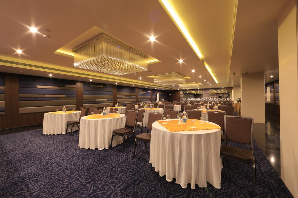 โฮเต็ล เรจาเลีย Hotel ตีรูปาติ ภายนอก รูปภาพ