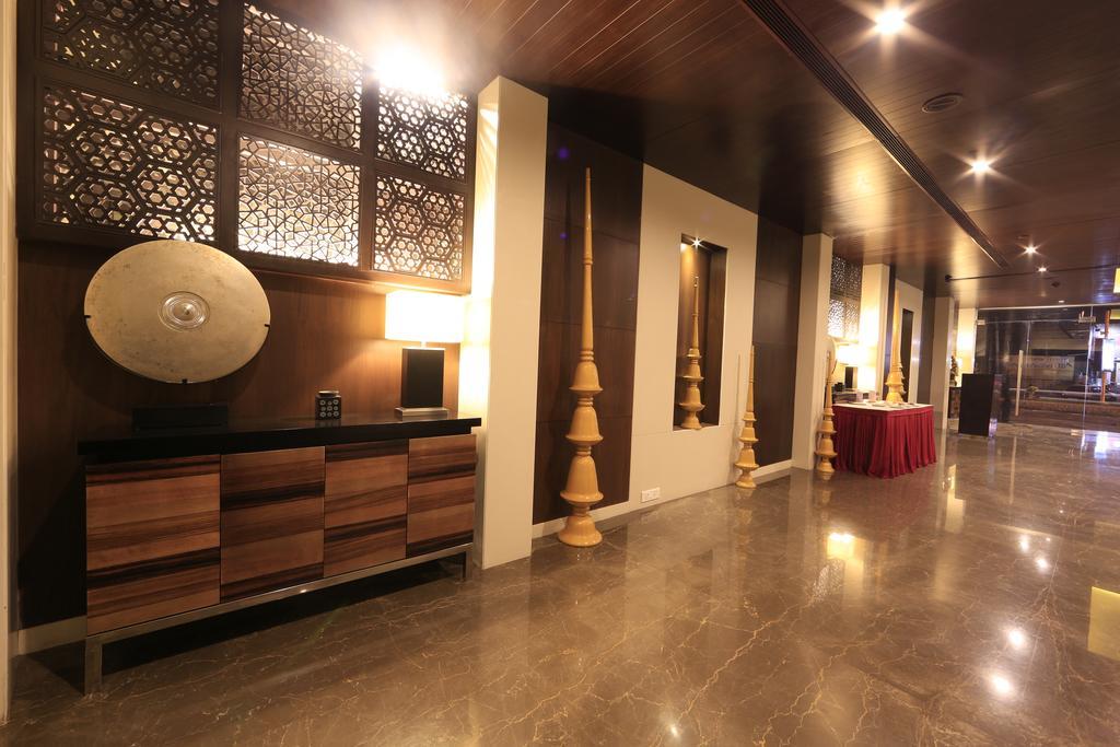 โฮเต็ล เรจาเลีย Hotel ตีรูปาติ ภายนอก รูปภาพ