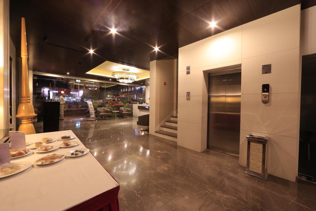 โฮเต็ล เรจาเลีย Hotel ตีรูปาติ ภายนอก รูปภาพ