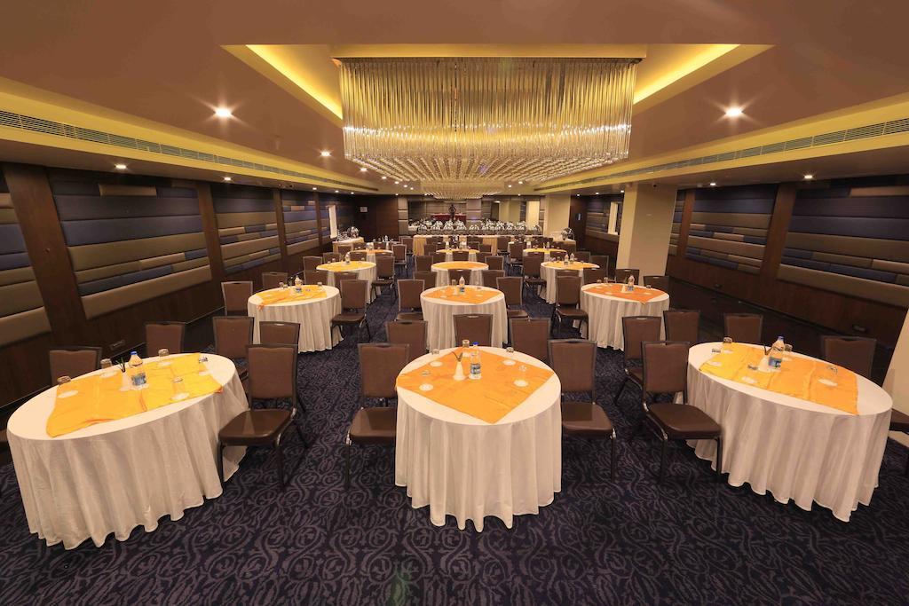 โฮเต็ล เรจาเลีย Hotel ตีรูปาติ ภายนอก รูปภาพ