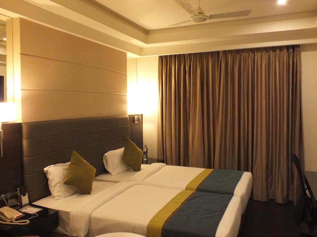 โฮเต็ล เรจาเลีย Hotel ตีรูปาติ ภายนอก รูปภาพ
