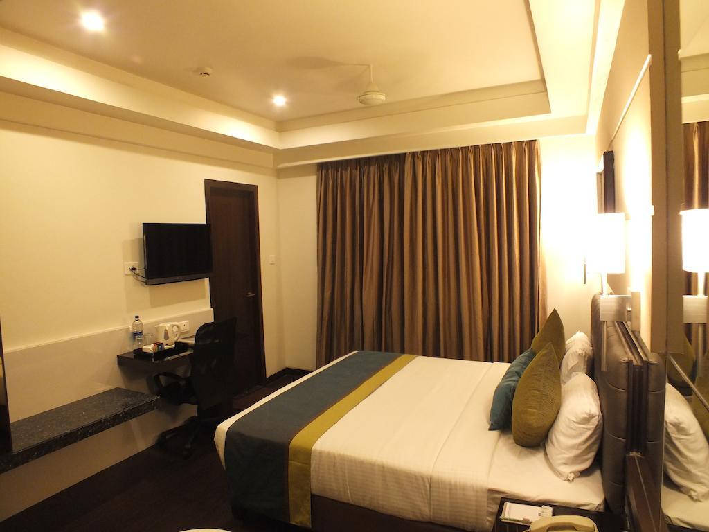 โฮเต็ล เรจาเลีย Hotel ตีรูปาติ ภายนอก รูปภาพ