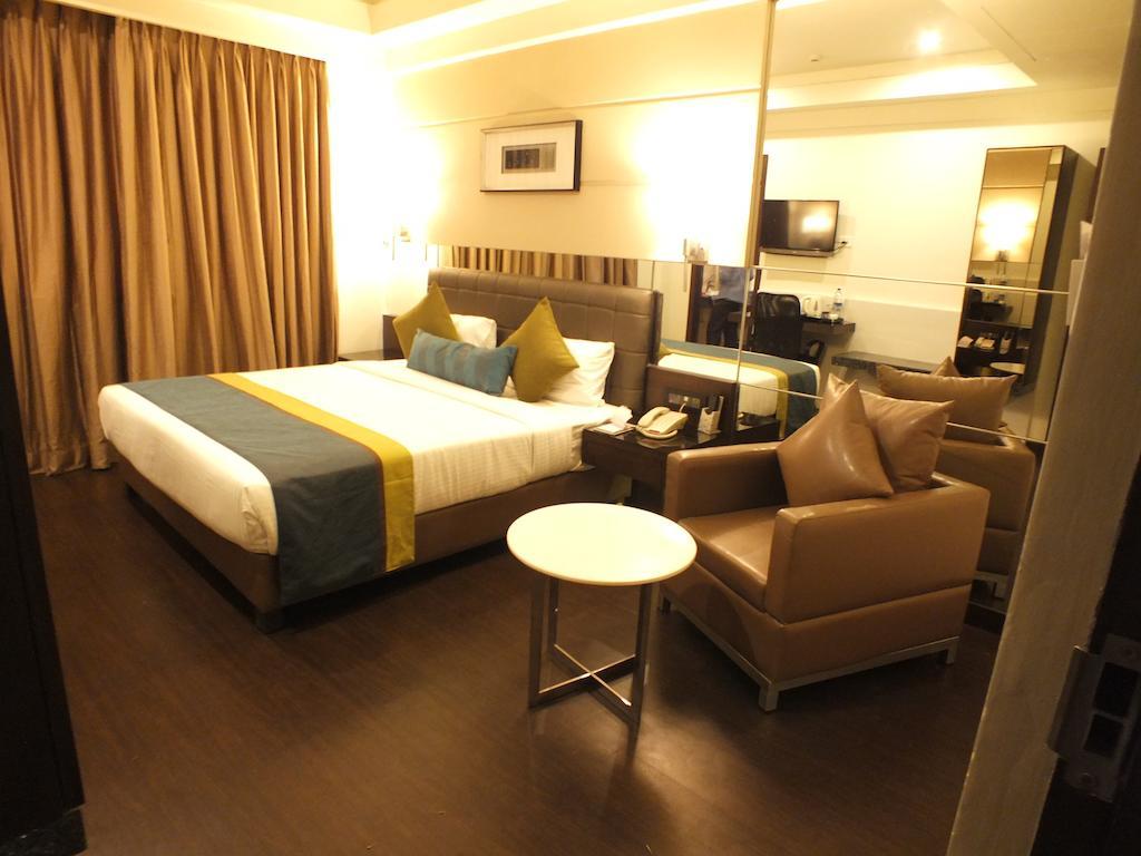 โฮเต็ล เรจาเลีย Hotel ตีรูปาติ ภายนอก รูปภาพ