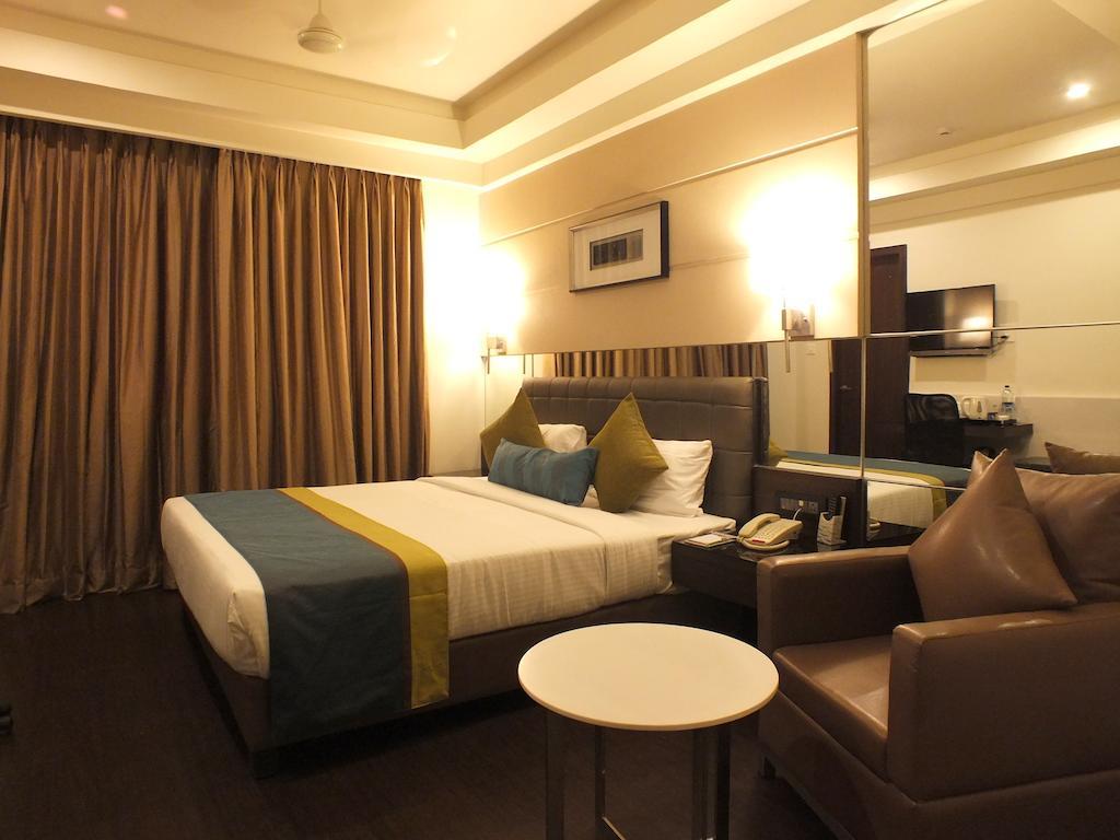โฮเต็ล เรจาเลีย Hotel ตีรูปาติ ภายนอก รูปภาพ