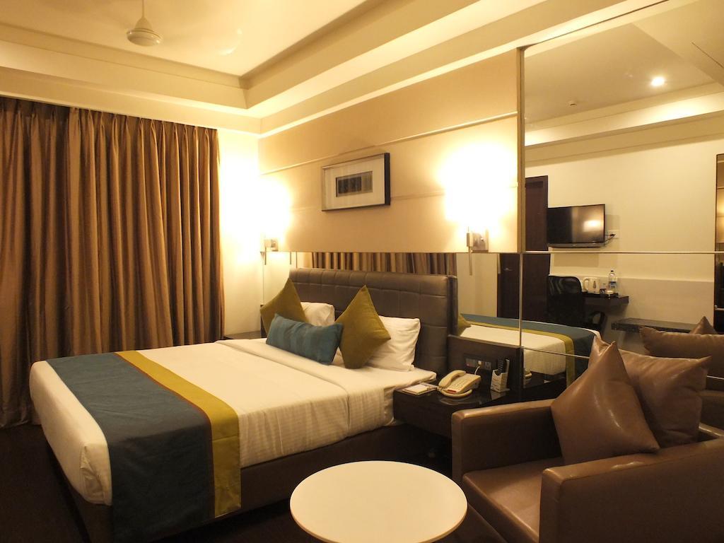 โฮเต็ล เรจาเลีย Hotel ตีรูปาติ ภายนอก รูปภาพ