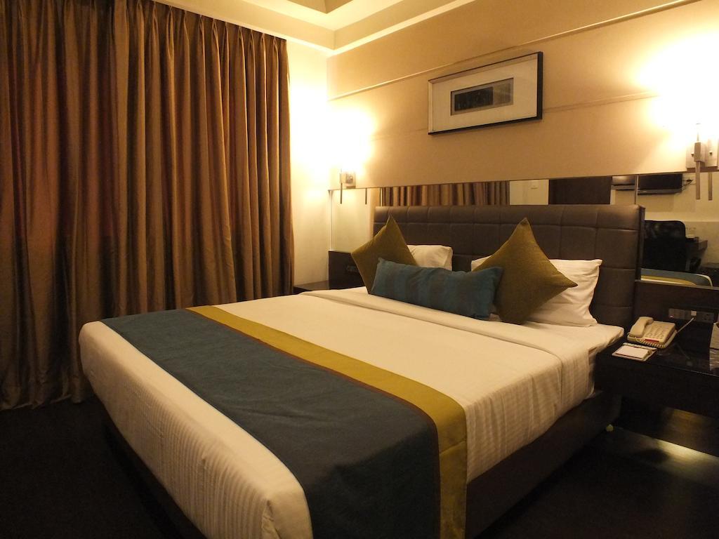 โฮเต็ล เรจาเลีย Hotel ตีรูปาติ ภายนอก รูปภาพ