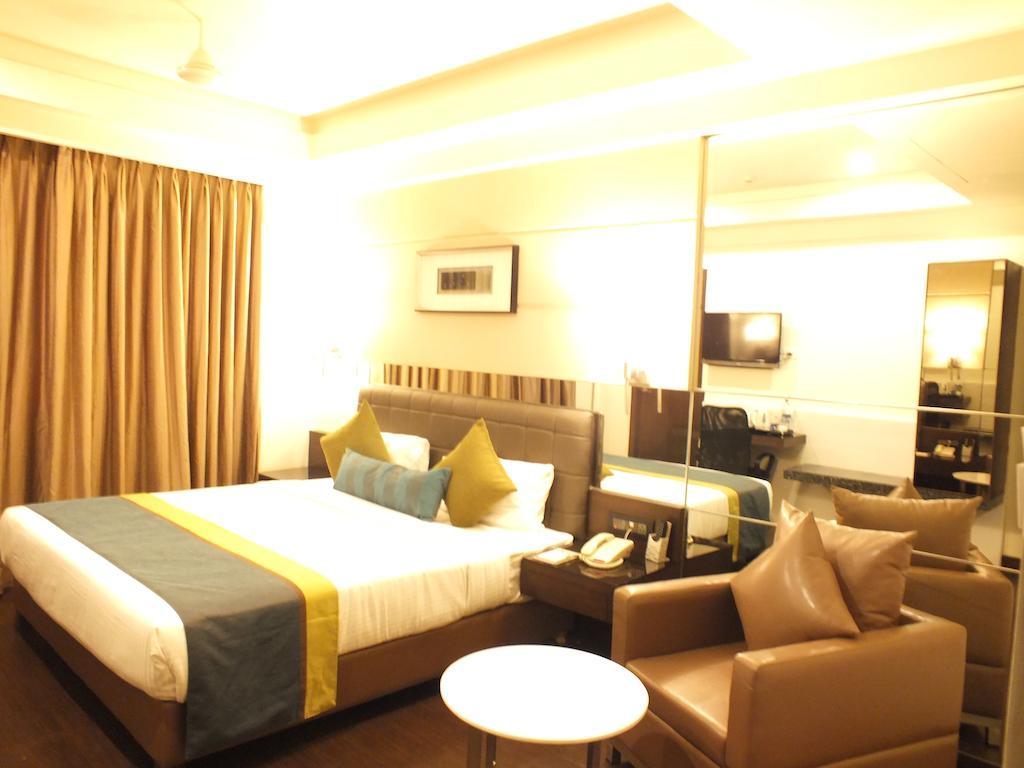 โฮเต็ล เรจาเลีย Hotel ตีรูปาติ ภายนอก รูปภาพ