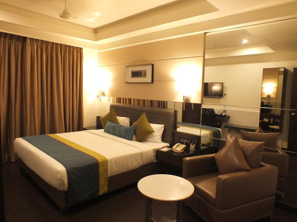 โฮเต็ล เรจาเลีย Hotel ตีรูปาติ ภายนอก รูปภาพ