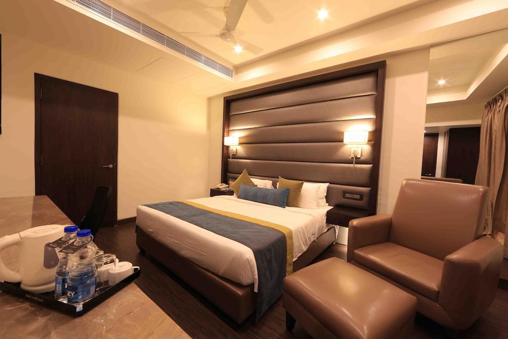 โฮเต็ล เรจาเลีย Hotel ตีรูปาติ ภายนอก รูปภาพ