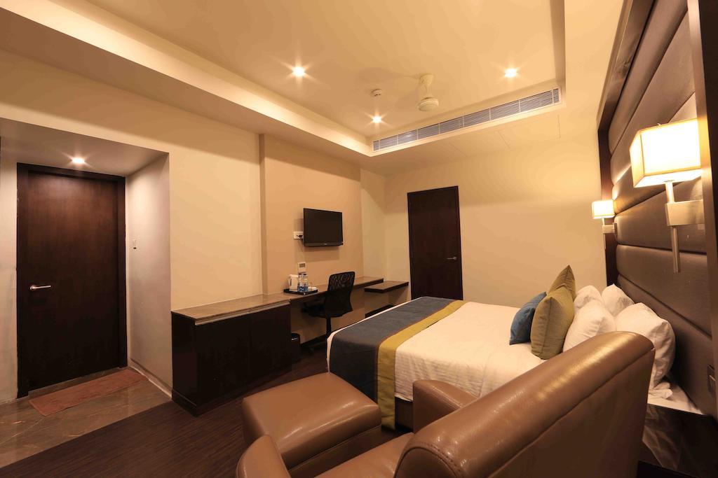 โฮเต็ล เรจาเลีย Hotel ตีรูปาติ ภายนอก รูปภาพ
