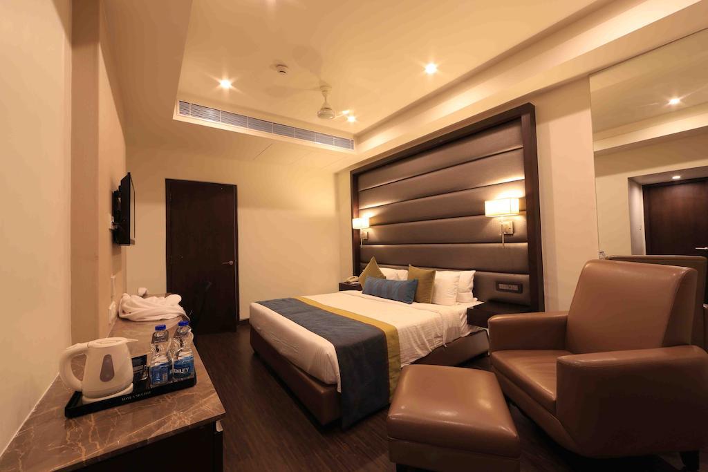 โฮเต็ล เรจาเลีย Hotel ตีรูปาติ ภายนอก รูปภาพ