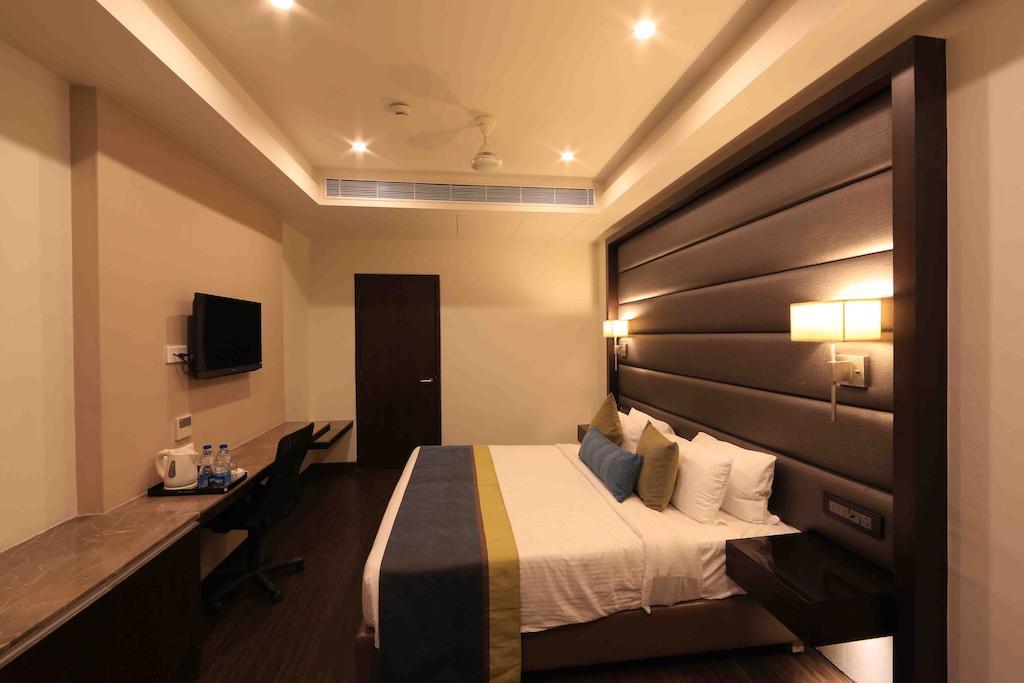 โฮเต็ล เรจาเลีย Hotel ตีรูปาติ ภายนอก รูปภาพ