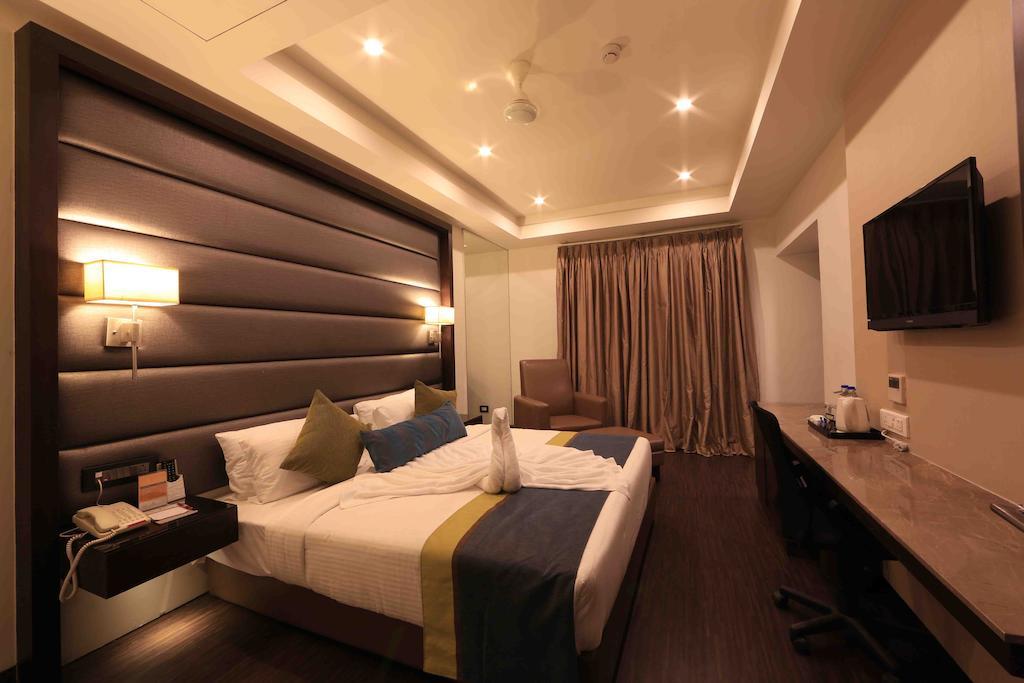 โฮเต็ล เรจาเลีย Hotel ตีรูปาติ ภายนอก รูปภาพ