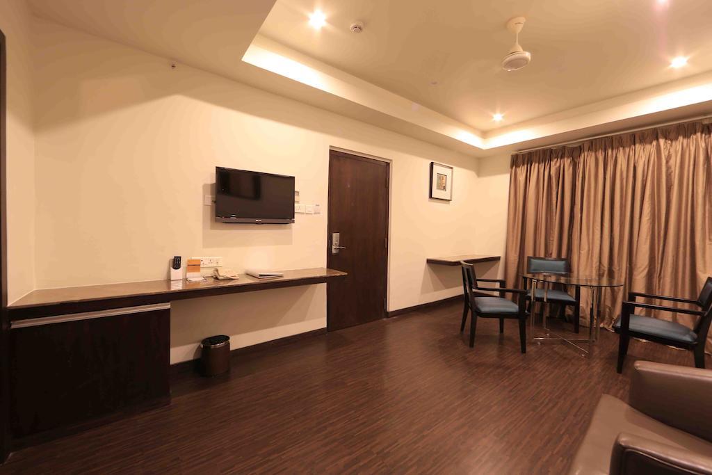 โฮเต็ล เรจาเลีย Hotel ตีรูปาติ ภายนอก รูปภาพ