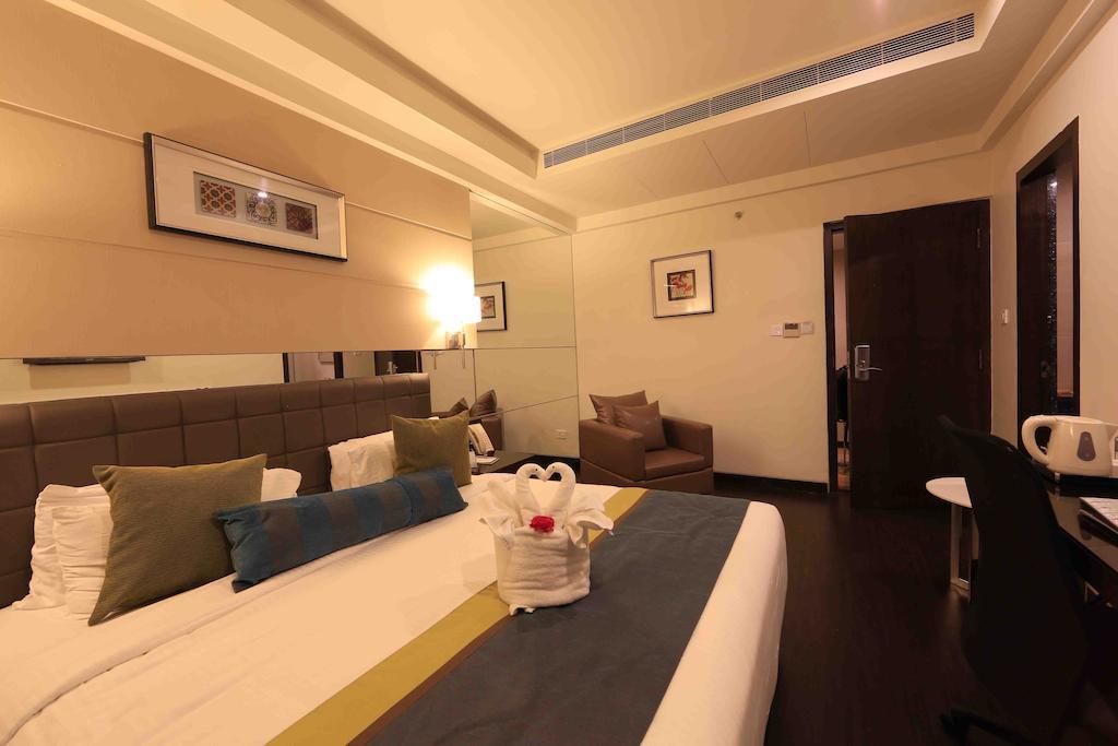 โฮเต็ล เรจาเลีย Hotel ตีรูปาติ ภายนอก รูปภาพ