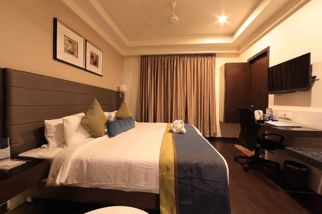 โฮเต็ล เรจาเลีย Hotel ตีรูปาติ ภายนอก รูปภาพ