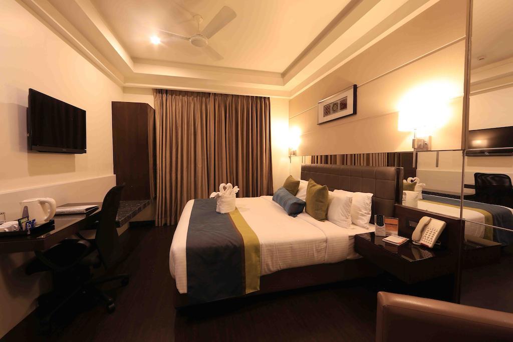โฮเต็ล เรจาเลีย Hotel ตีรูปาติ ภายนอก รูปภาพ