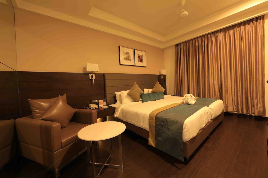 โฮเต็ล เรจาเลีย Hotel ตีรูปาติ ภายนอก รูปภาพ