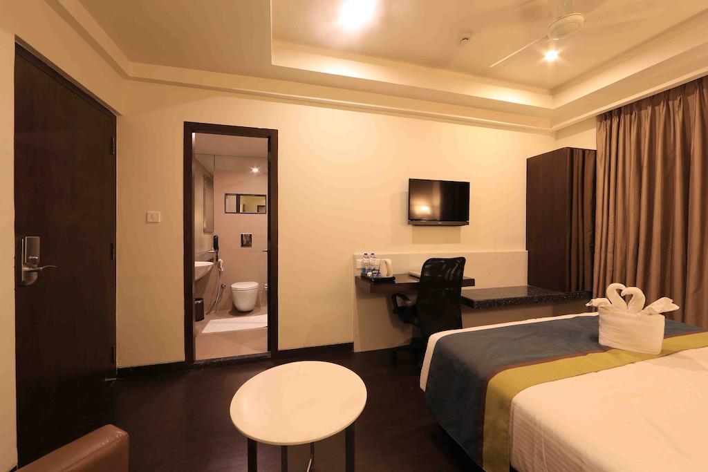 โฮเต็ล เรจาเลีย Hotel ตีรูปาติ ภายนอก รูปภาพ