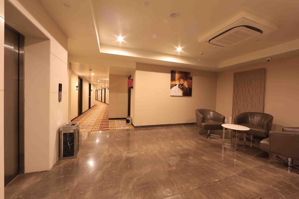 โฮเต็ล เรจาเลีย Hotel ตีรูปาติ ภายนอก รูปภาพ