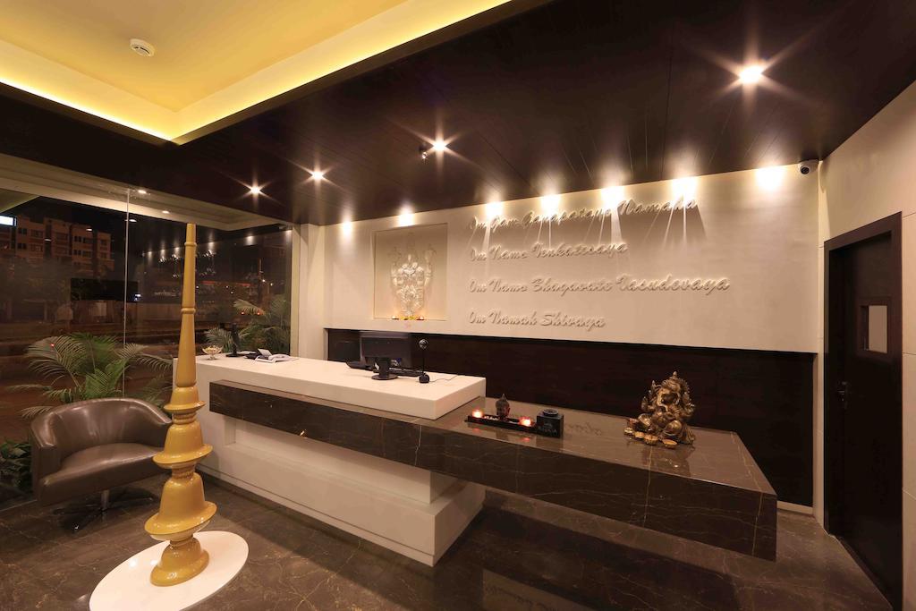 โฮเต็ล เรจาเลีย Hotel ตีรูปาติ ภายนอก รูปภาพ