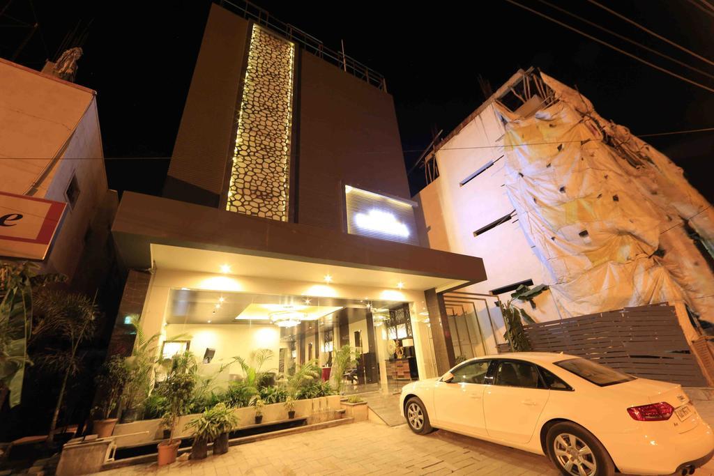 โฮเต็ล เรจาเลีย Hotel ตีรูปาติ ภายนอก รูปภาพ