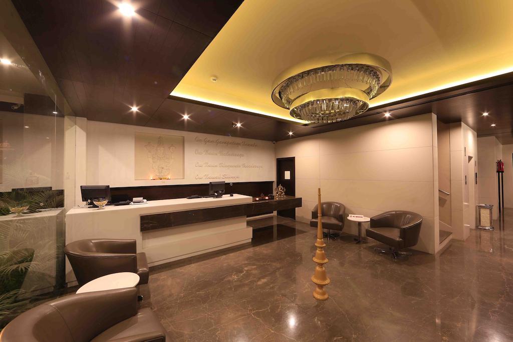 โฮเต็ล เรจาเลีย Hotel ตีรูปาติ ภายนอก รูปภาพ