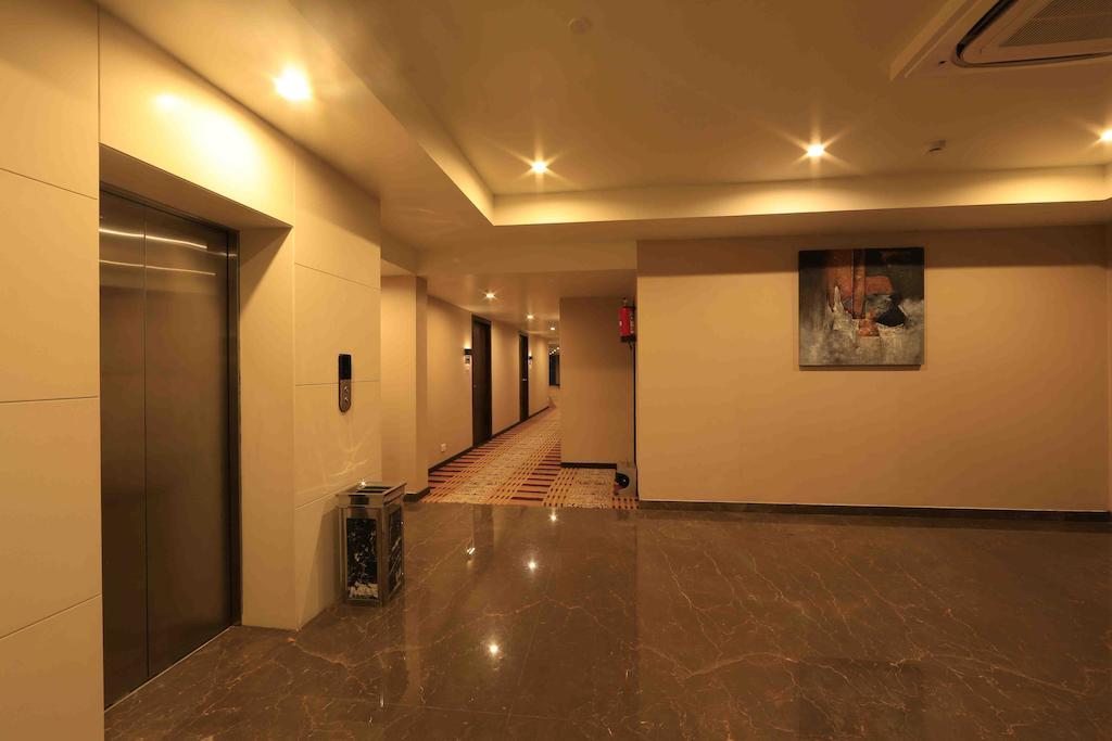 โฮเต็ล เรจาเลีย Hotel ตีรูปาติ ภายนอก รูปภาพ