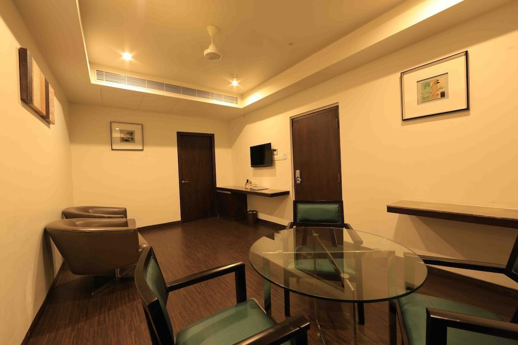 โฮเต็ล เรจาเลีย Hotel ตีรูปาติ ภายนอก รูปภาพ
