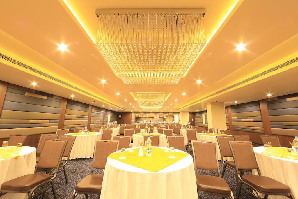 โฮเต็ล เรจาเลีย Hotel ตีรูปาติ ภายนอก รูปภาพ